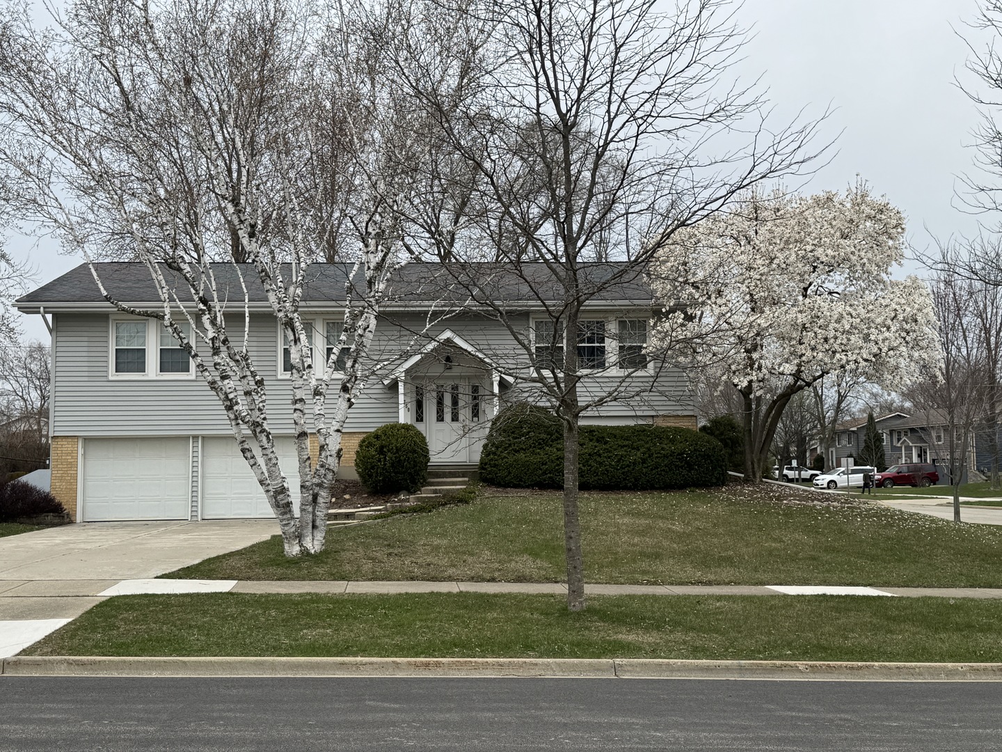 1750 Chippendale Road Hoffman Estates, IL 60169 - Photo 1 of 19 a front view of a house with a yard