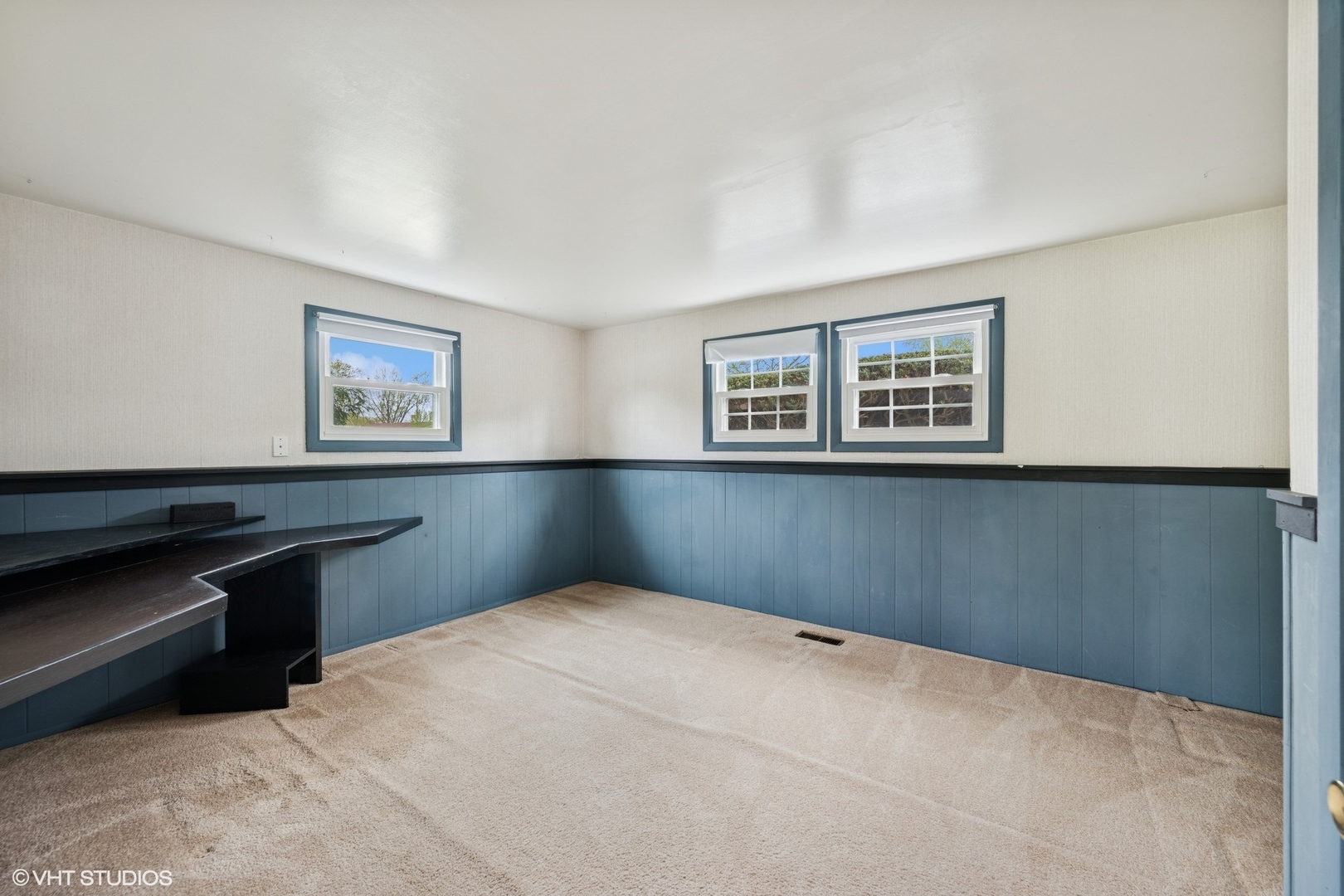 1750 Chippendale Road Hoffman Estates, IL 60169 - Photo 12 of 19 a bedroom with a bed and a painting on the wall