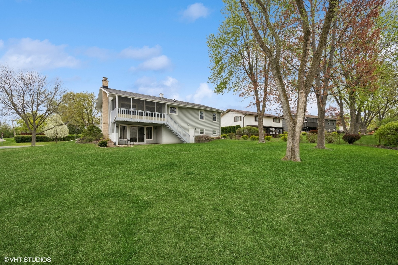 1750 Chippendale Road Hoffman Estates, IL 60169 - Photo 16 of 19 a house view with a garden space