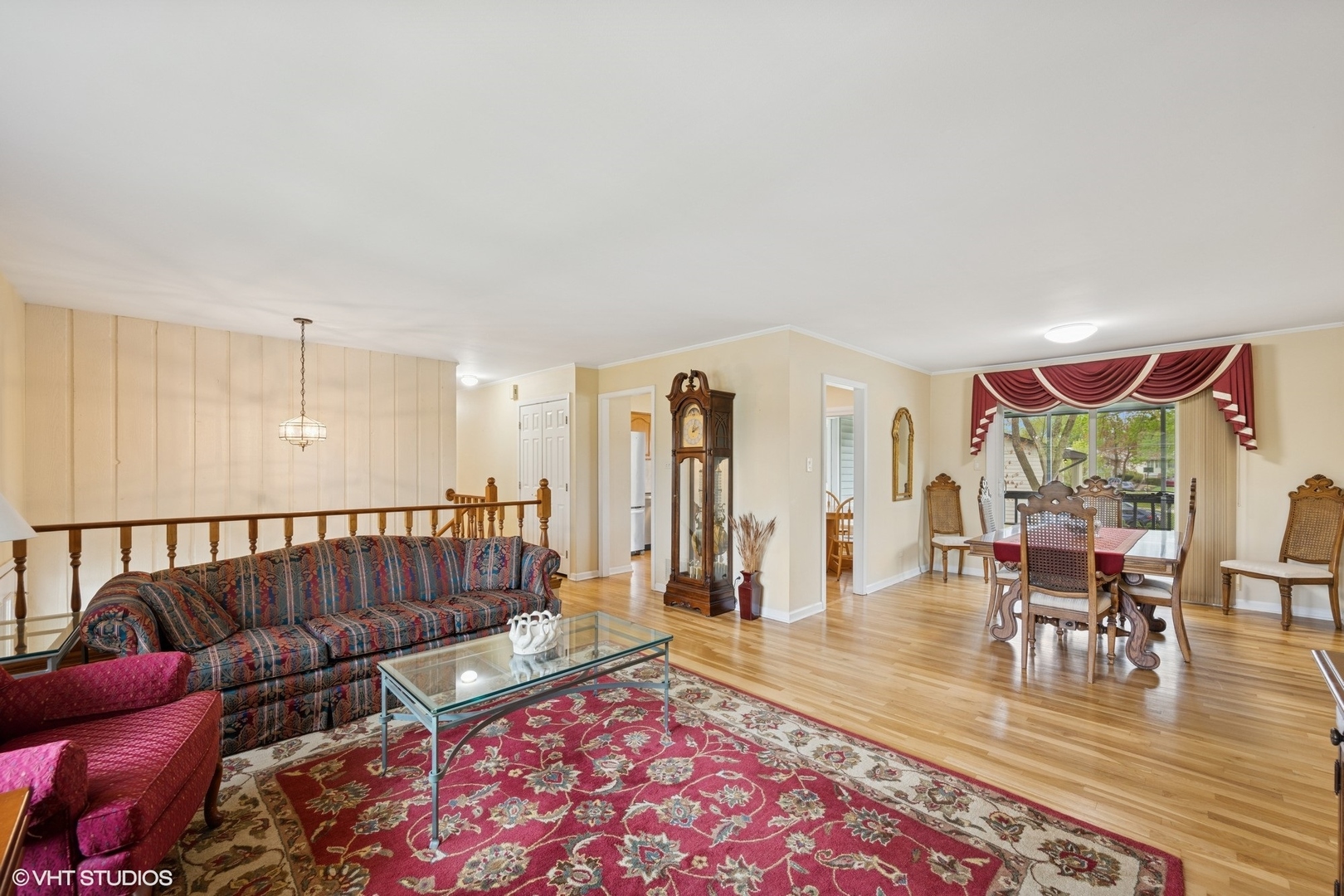 1750 Chippendale Road Hoffman Estates, IL 60169 - Photo 4 of 19 a living room with furniture