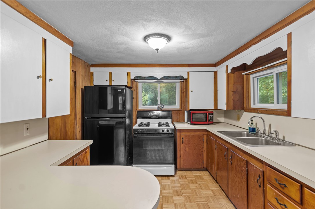 1091 Snake Hill Road Glocester, RI 02857 - Photo 9 of 31