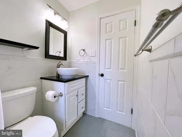 $2,795 | 802 South Orme Street, Arlington, VA 22204