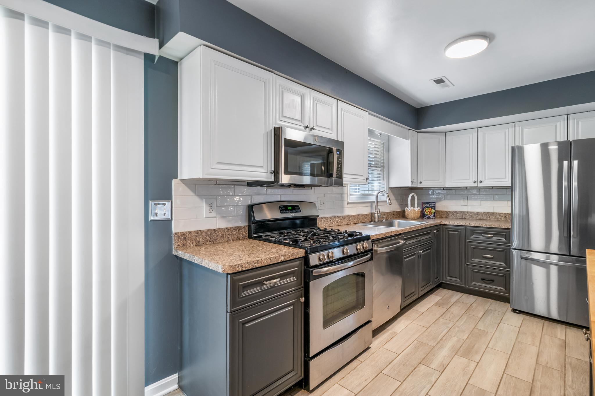 22 Marshall Road Waldorf, MD 20602 - Photo 7 of 38 a kitchen with granite countertop a refrigerator stove and microwave