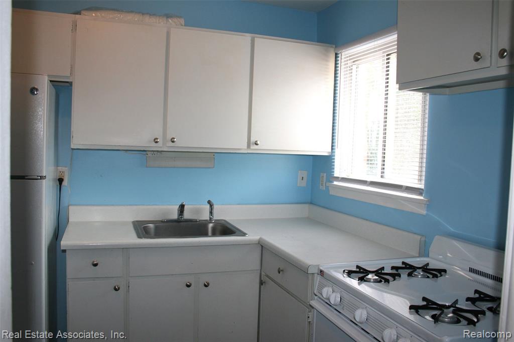9737 Middlebelt Road, Unit 12 Livonia, MI 48150 - Photo 6 of 11 Gallery Image 6