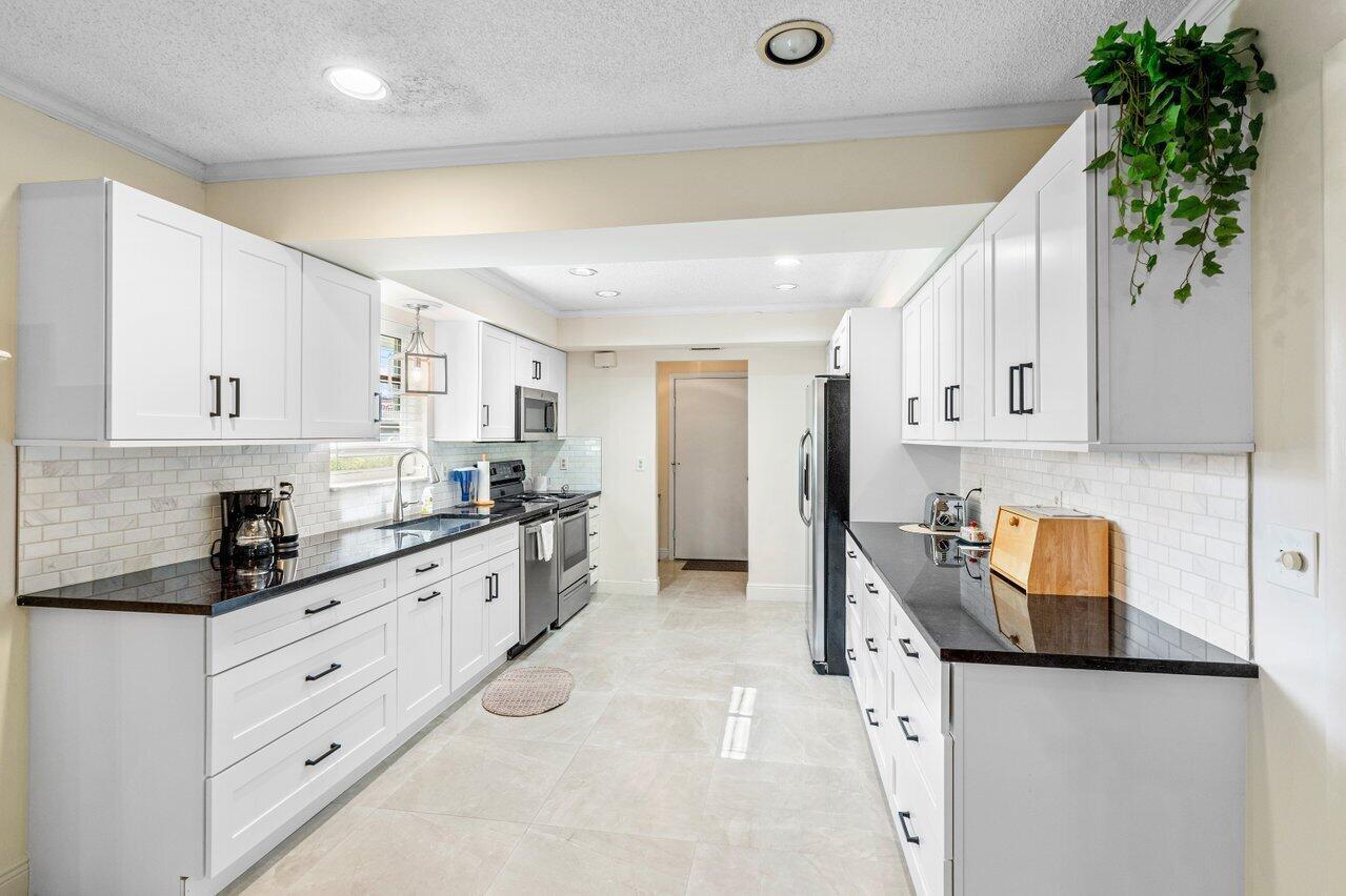 4265 Shell Drake Lane Boynton Beach, FL 33436 - Photo 4 of 48 Kitchen