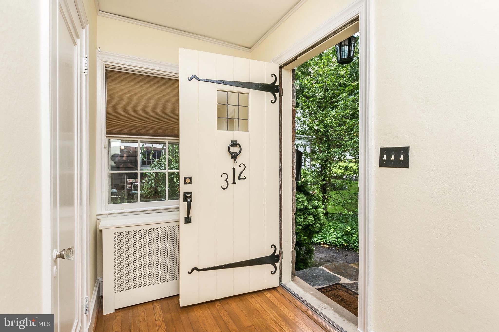 312 Broxton Road Baltimore, MD 21212 - Photo 3 of 29 A welcoming Foyer awaits you