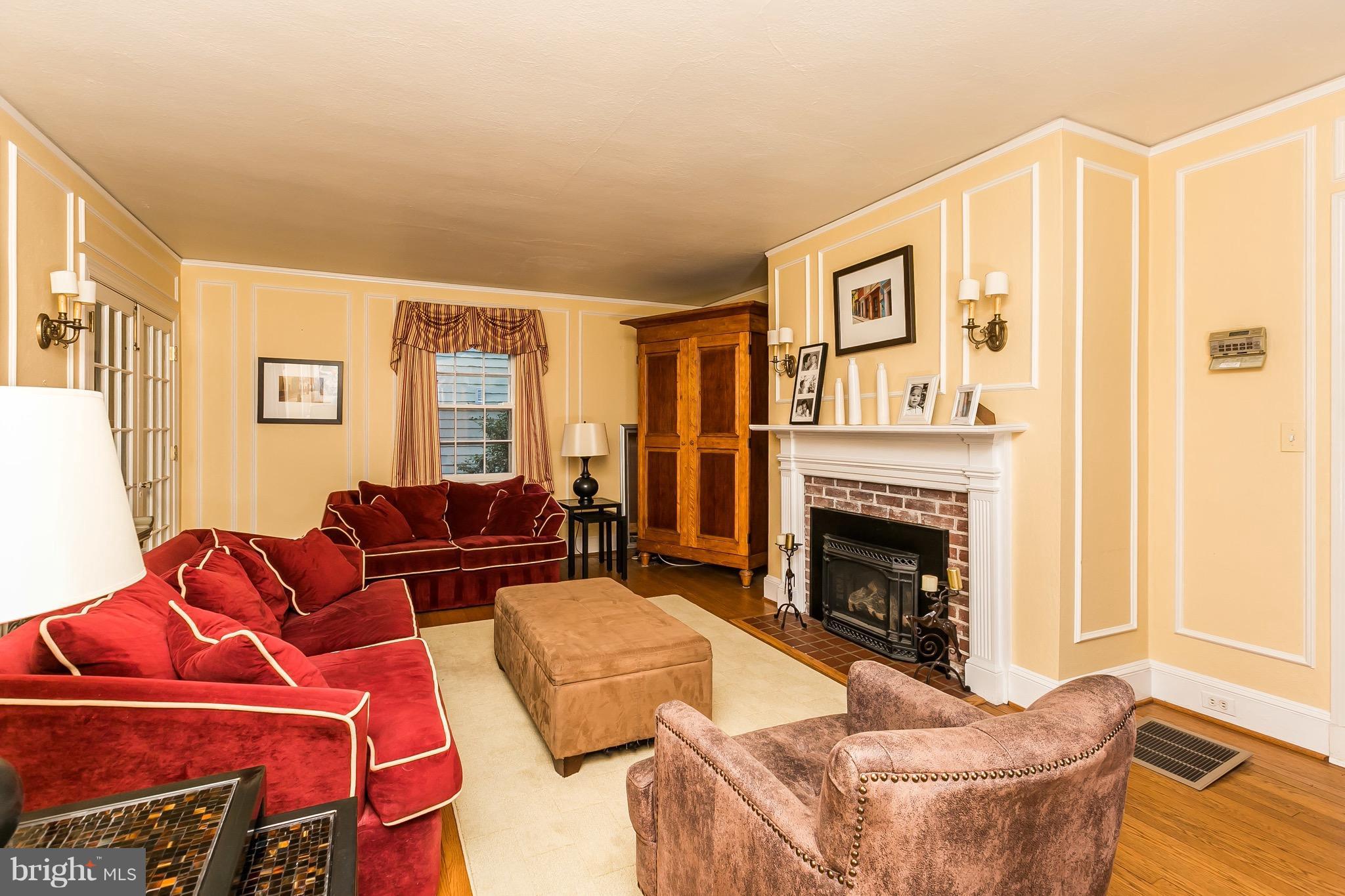 312 Broxton Road Baltimore, MD 21212 - Photo 4 of 29 Beautiful formal Living Room with fireplace