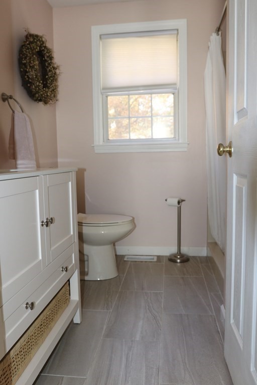 28 South Meadow Road Clinton, MA 01510 - Photo 18 of 24 a bathroom with a toilet sink and tub