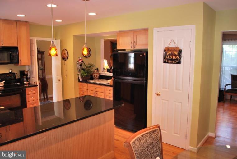 2083 Cobblestone Lane Reston, VA 20191 - Photo 12 of 30 Kitchen/Living Room
