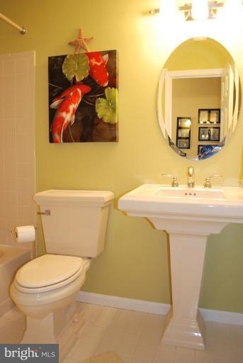 2083 Cobblestone Lane Reston, VA 20191 - Photo 19 of 30 Upstairs Hall Full Bath