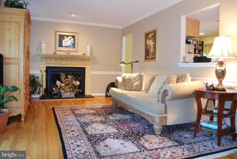2083 Cobblestone Lane Reston, VA 20191 - Photo 5 of 30 Living Room