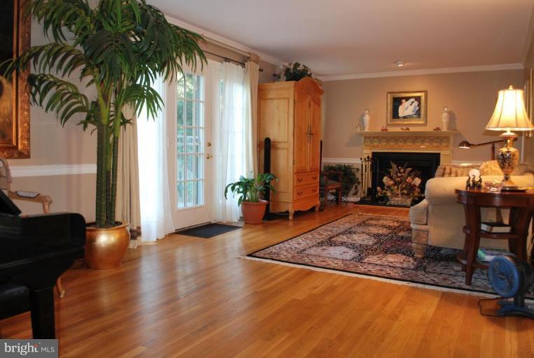 2083 Cobblestone Lane Reston, VA 20191 - Photo 6 of 30 Living Room #2