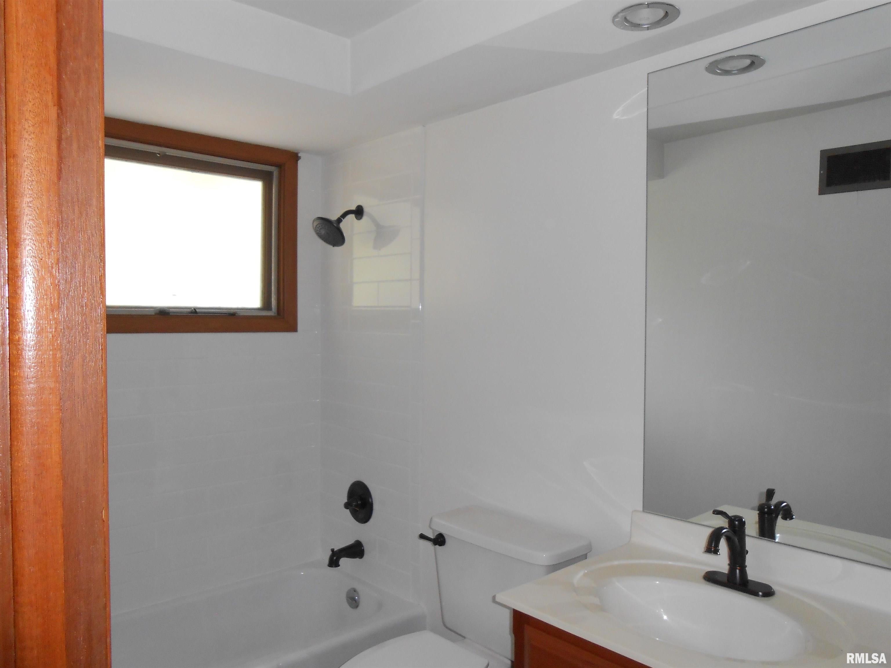 2015 Lincoln Road Bettendorf, IA 52722 - Photo 20 of 26