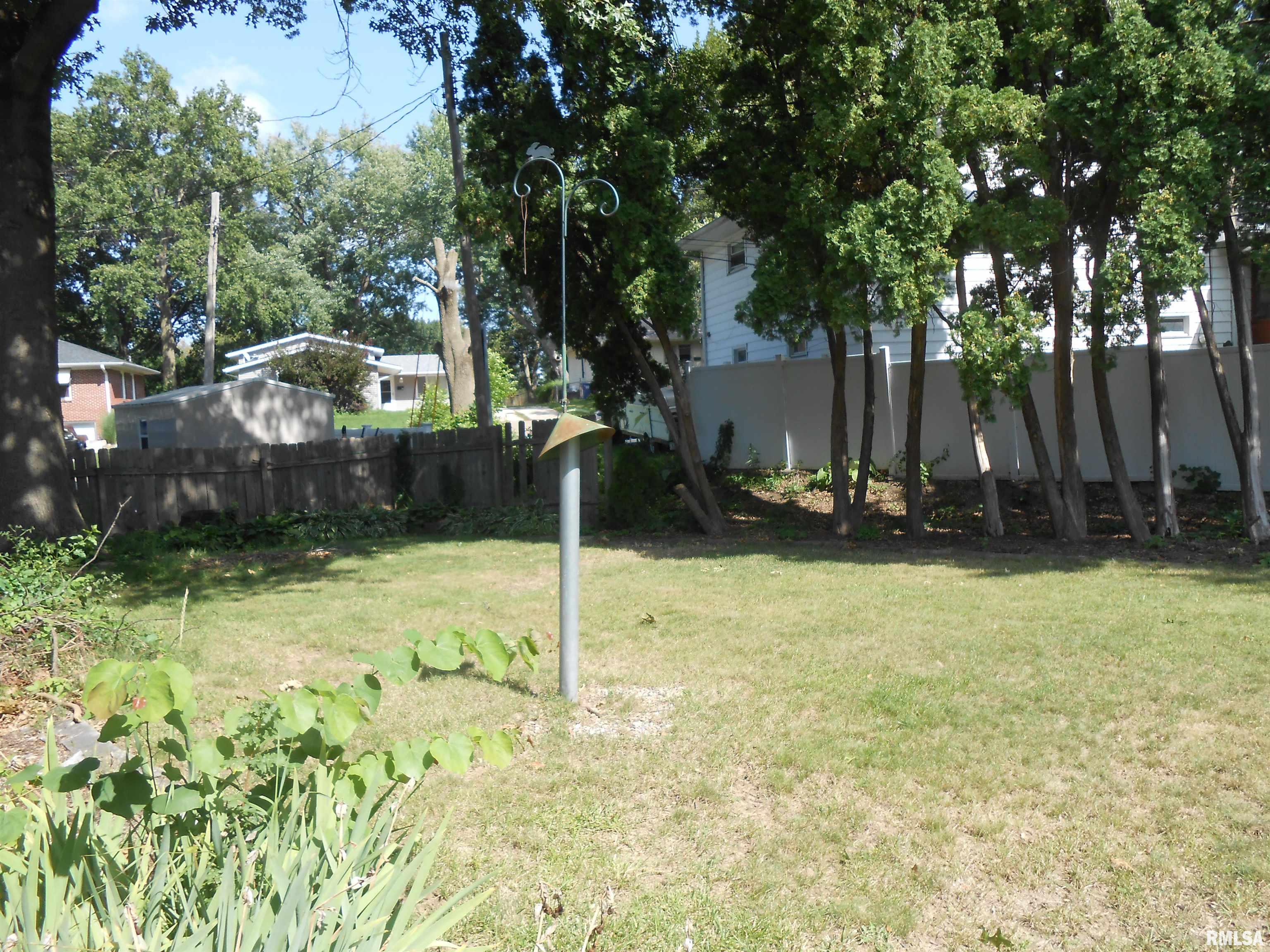 2015 Lincoln Road Bettendorf, IA 52722 - Photo 2 of 26