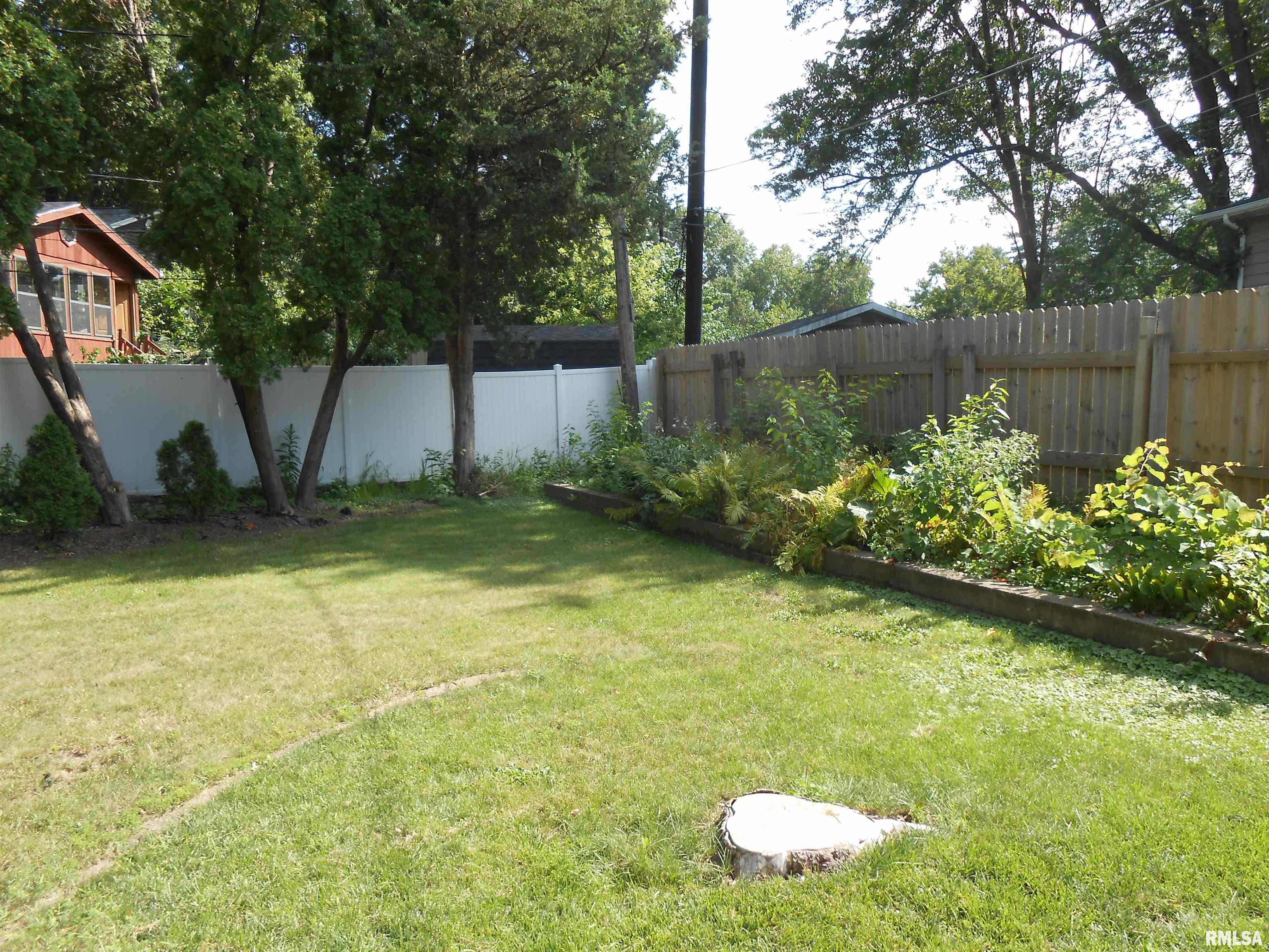 2015 Lincoln Road Bettendorf, IA 52722 - Photo 3 of 26