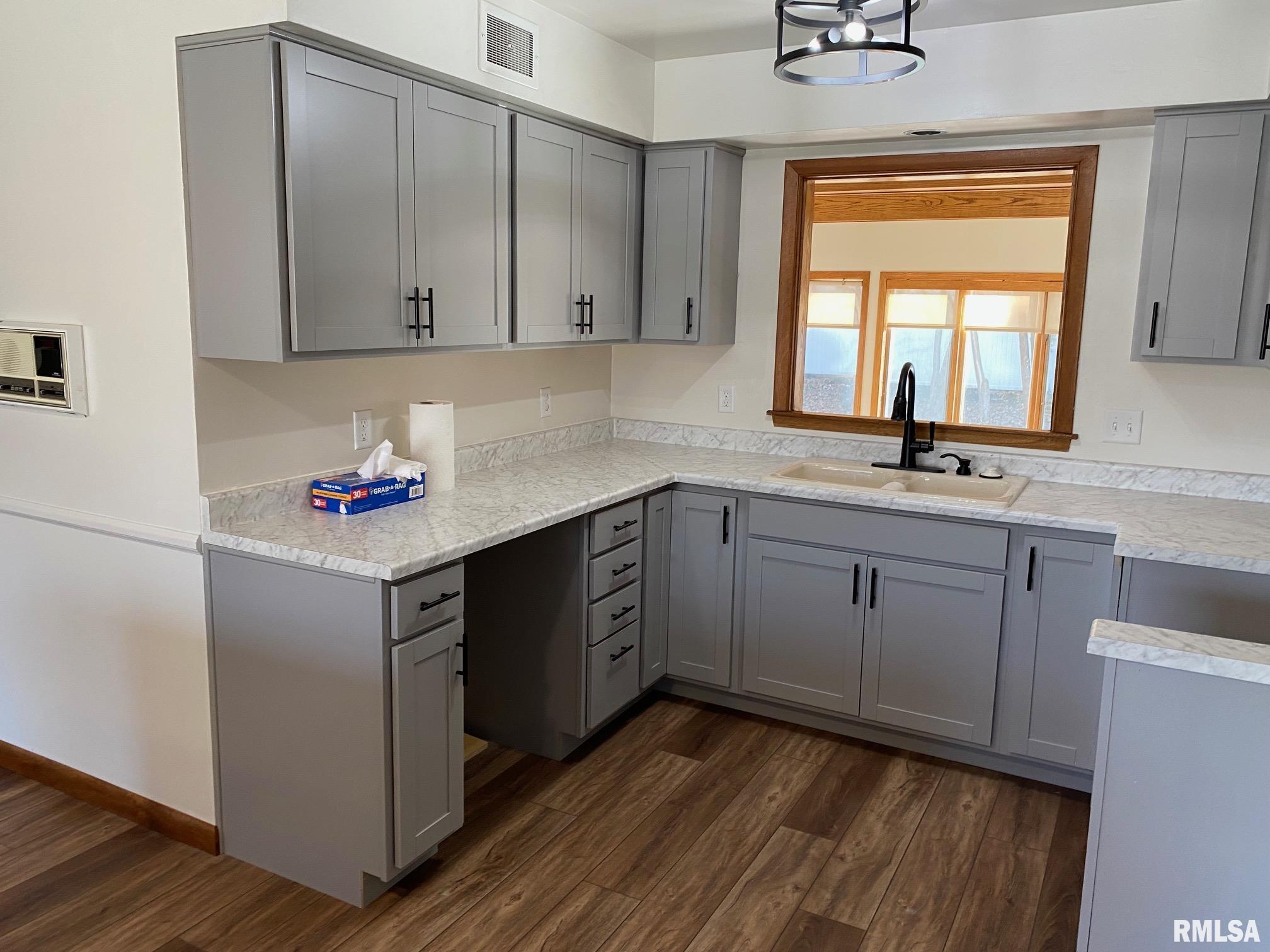 2015 Lincoln Road Bettendorf, IA 52722 - Photo 4 of 26