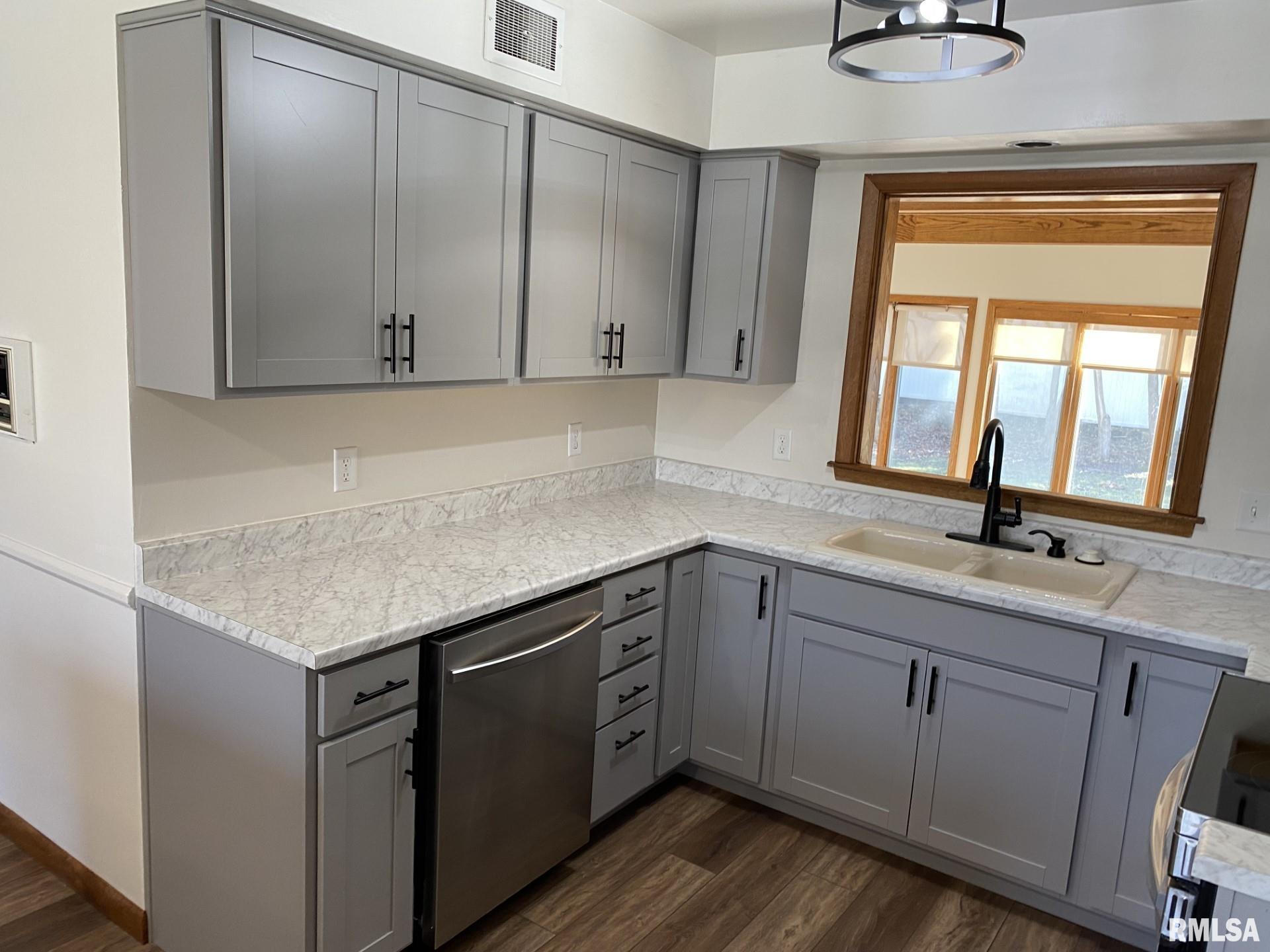 2015 Lincoln Road Bettendorf, IA 52722 - Photo 6 of 26