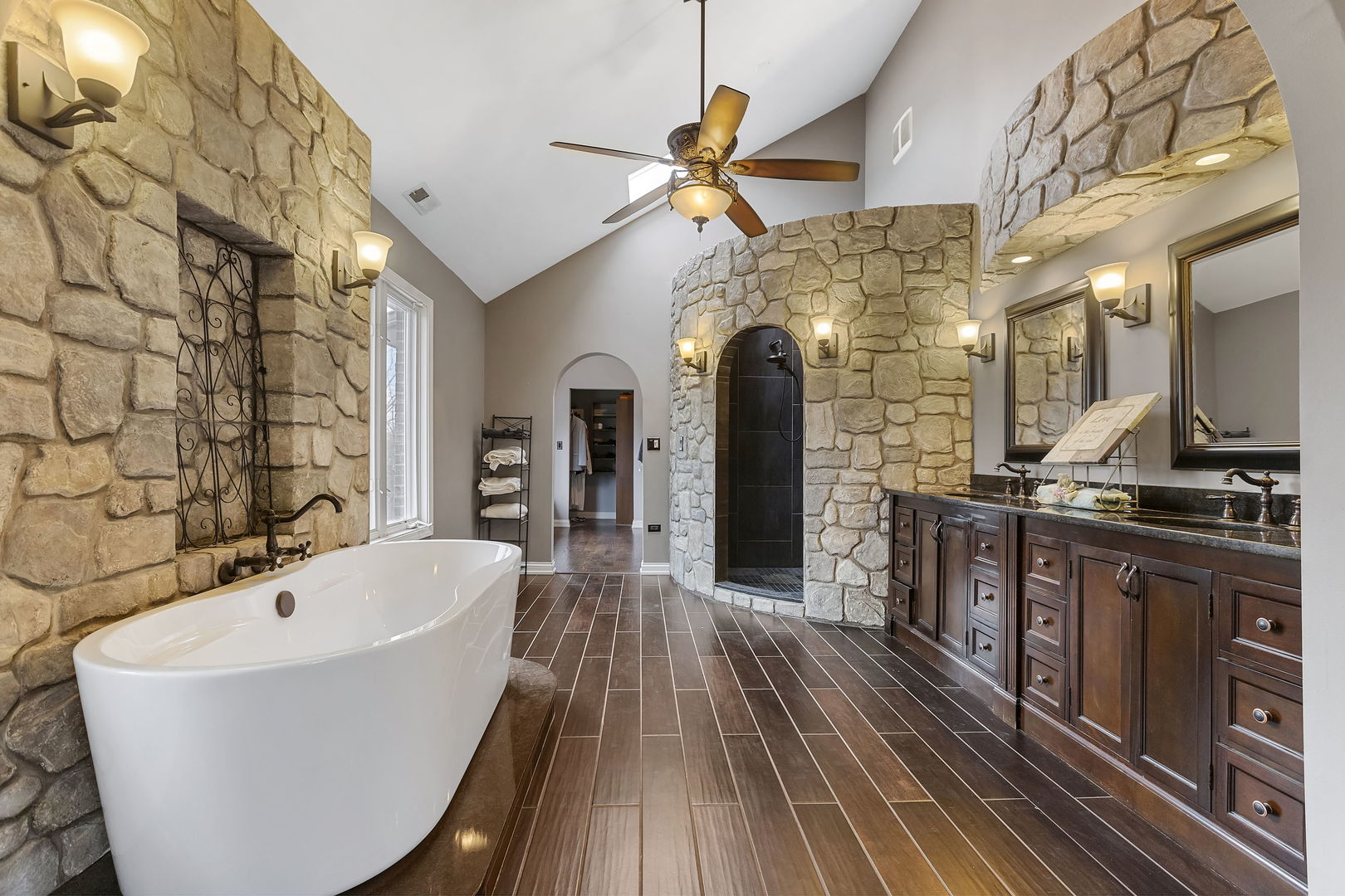 5N259 Wilton Croft Road St. Charles, IL 60175 - Photo 20 of 48 a bathroom with a bathtub and a sink