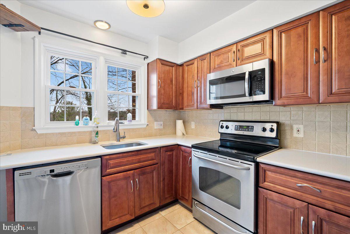 11146 Beaver Trail Court Reston, VA 20191 - Photo 6 of 17 a kitchen with cabinets stainless steel appliances a sink and a window
