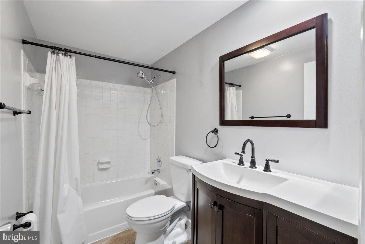 11146 Beaver Trail Court Reston, VA 20191 - Photo 9 of 17 a bathroom with a toilet a sink a mirror a bathtub and vanity