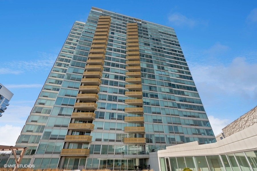1720 Maple Avenue, Unit 1040 Evanston, IL 60201 - Photo 1 of 35 a front view of a building