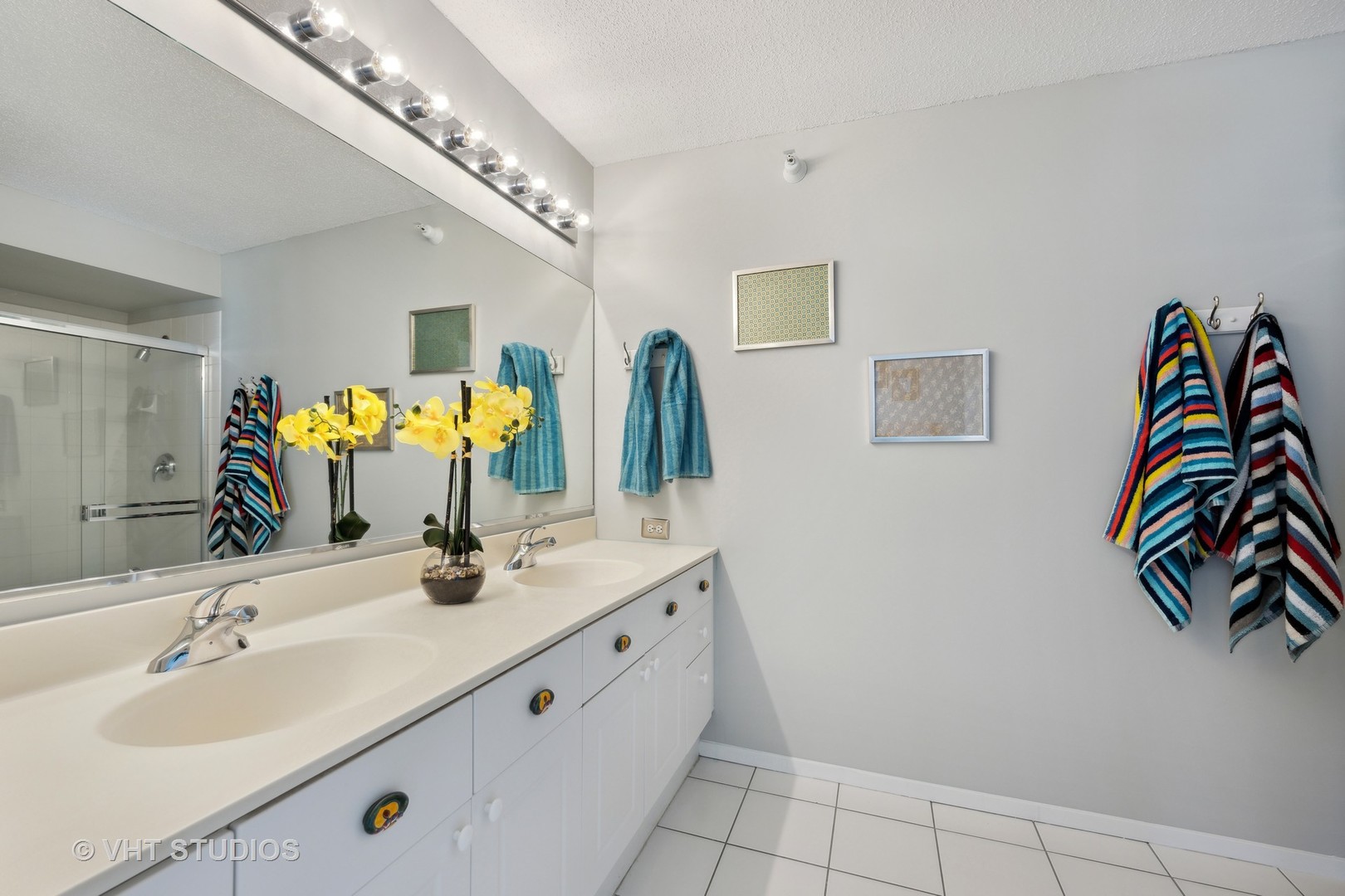 1720 Maple Avenue, Unit 1040 Evanston, IL 60201 - Photo 12 of 35 a bathroom with a double vanity sink and a mirror