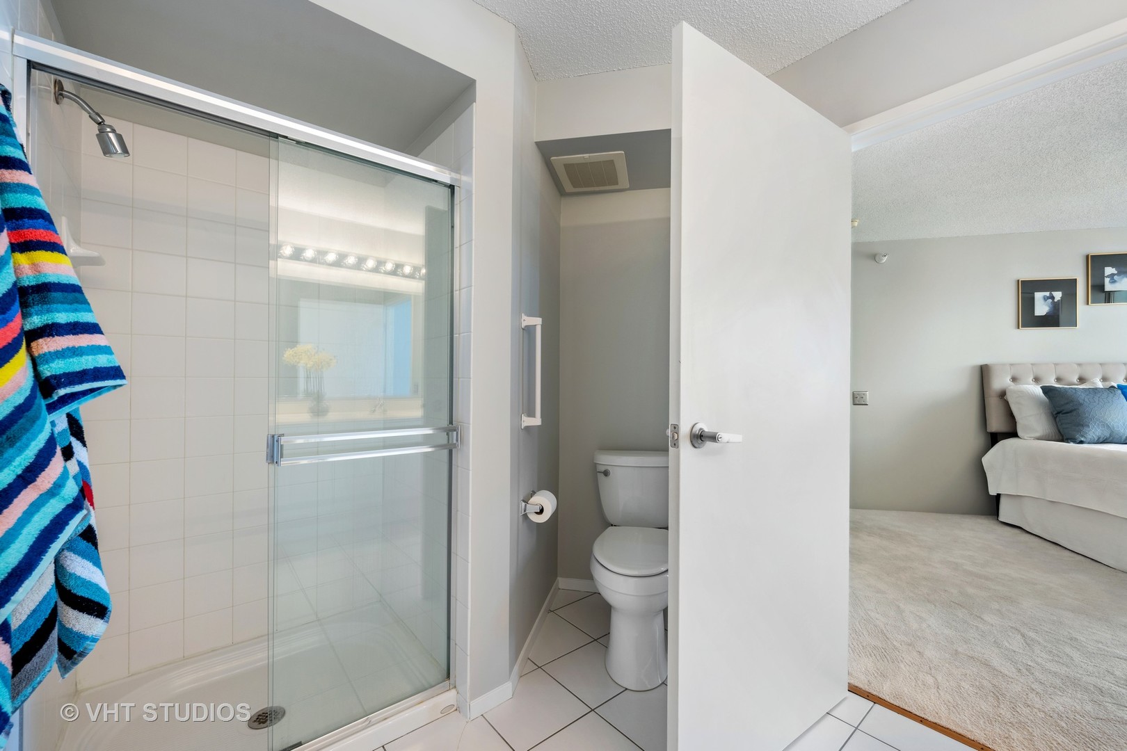 1720 Maple Avenue, Unit 1040 Evanston, IL 60201 - Photo 13 of 35 a bathroom with a shower toilet and sink