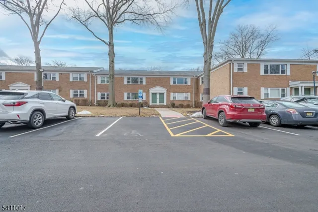 $2,400 | 161 Evergreen Road, Unit 12B, Edison, NJ 08837