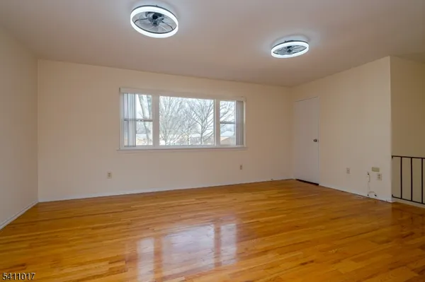 a view of empty room with window