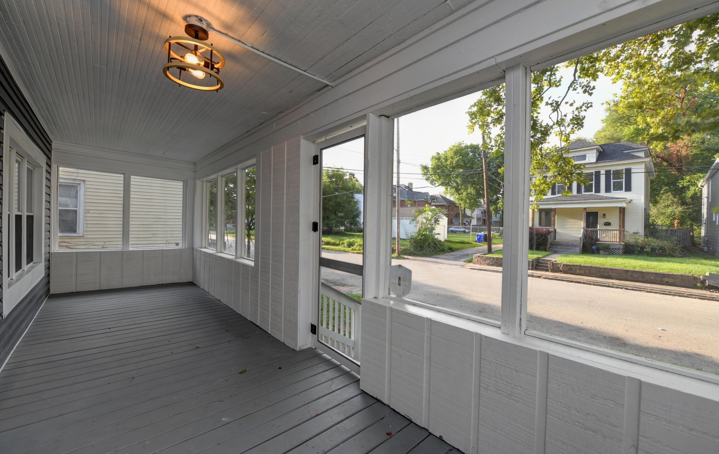 1275 East Fulton Street Columbus, OH 43205 - Photo 3 of 36 Screened-in Porch (2)