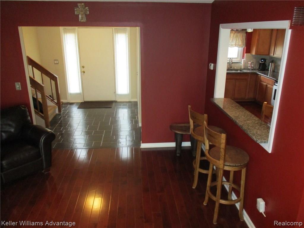 29911 High Valley Road Farmington, MI 48331 - Photo 20 of 53 The tiled front entrance viewed from the living room.