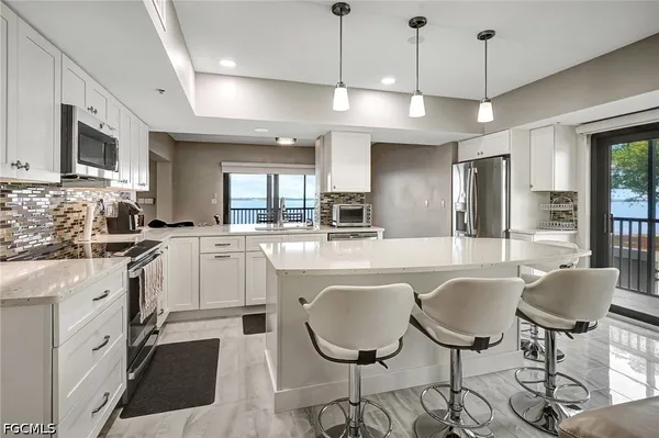 $3,000 | 1900 Virginia Avenue, Unit 103, Fort Myers, FL 33901