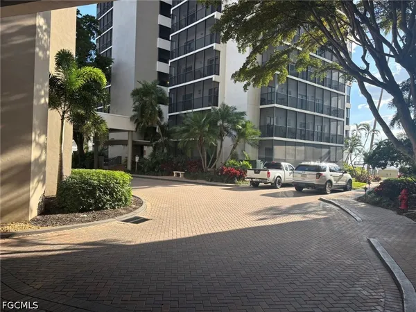 $3,000 | 1900 Virginia Avenue, Unit 103, Fort Myers, FL 33901