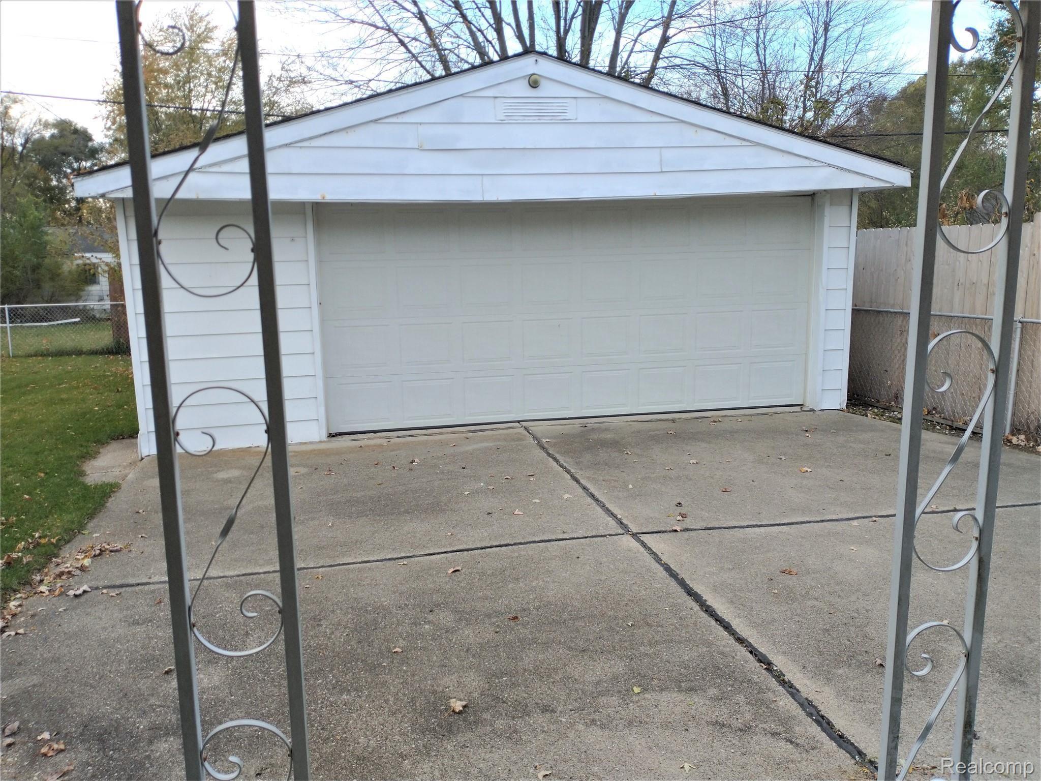 1263 Fall River Road Ypsilanti, MI 48198 - Photo 22 of 25 Garage.jpg
