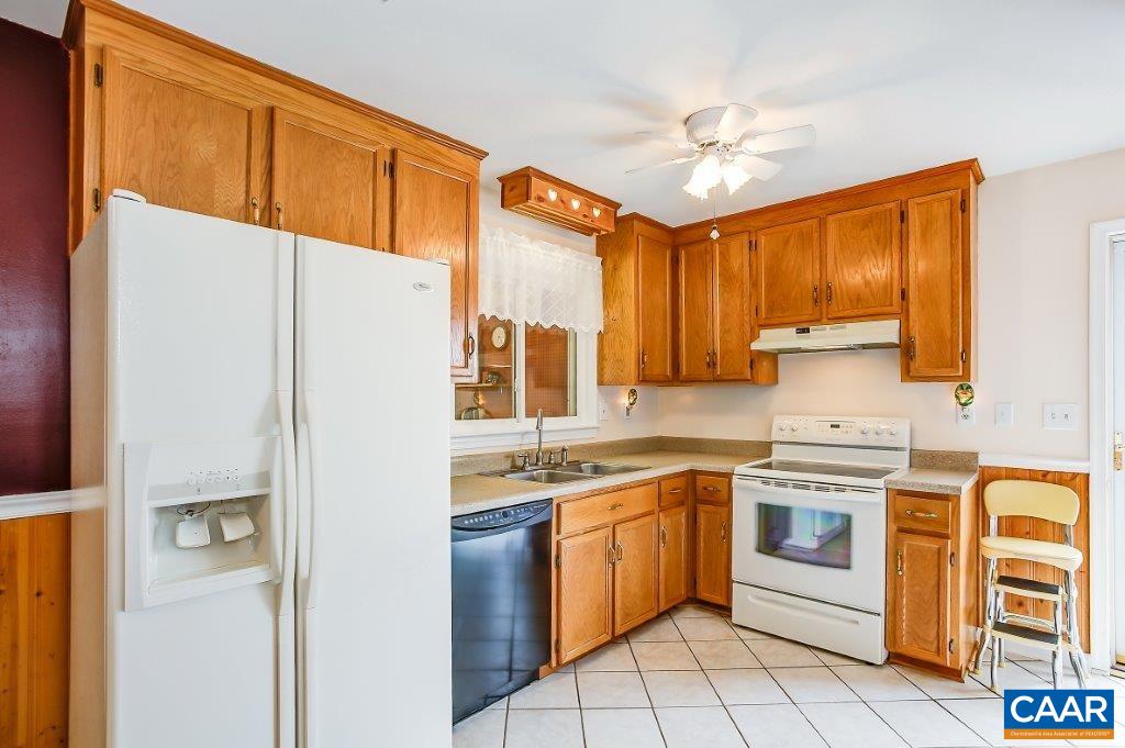 3585 Advance Mills Road Ruckersville, VA 22968 - Photo 23 of 39 a kitchen with a stove a sink and a refrigerator