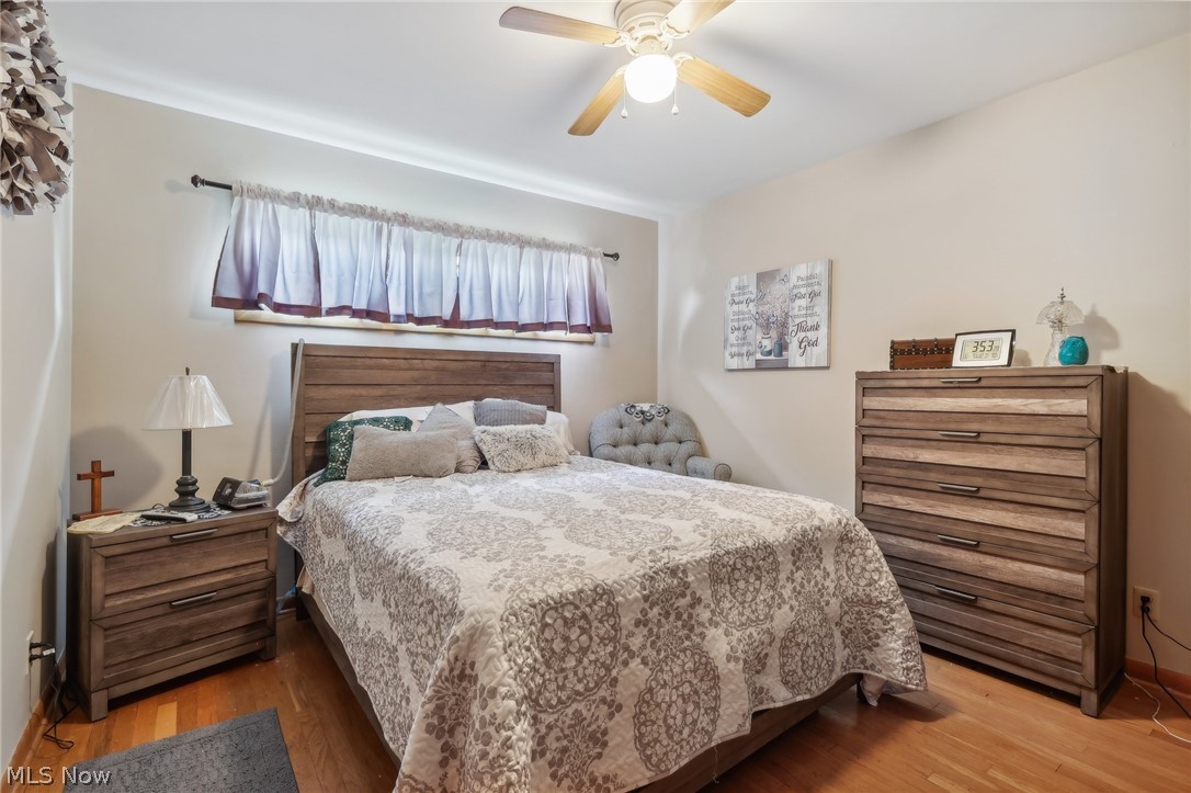 919 Pinecrest Road Girard, OH 44420 - Photo 13 of 42 Middle Room
