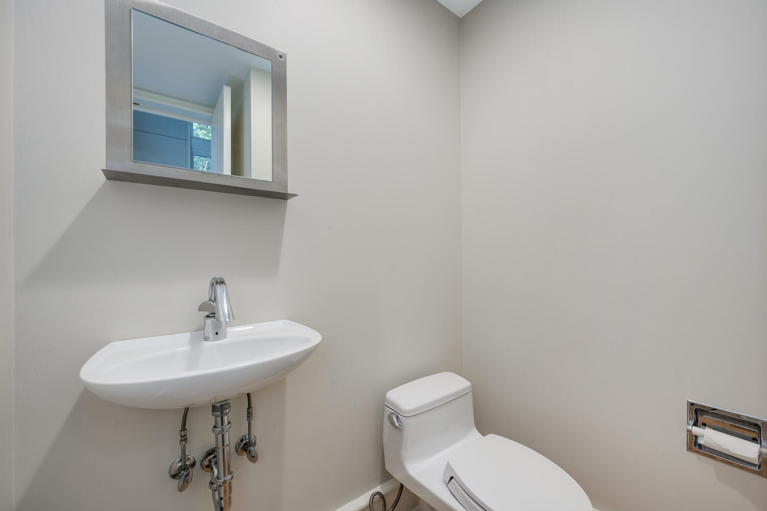 2214 North Burling Street Chicago, IL 60614 - Photo 15 of 29 a bathroom with a toilet a sink and mirror