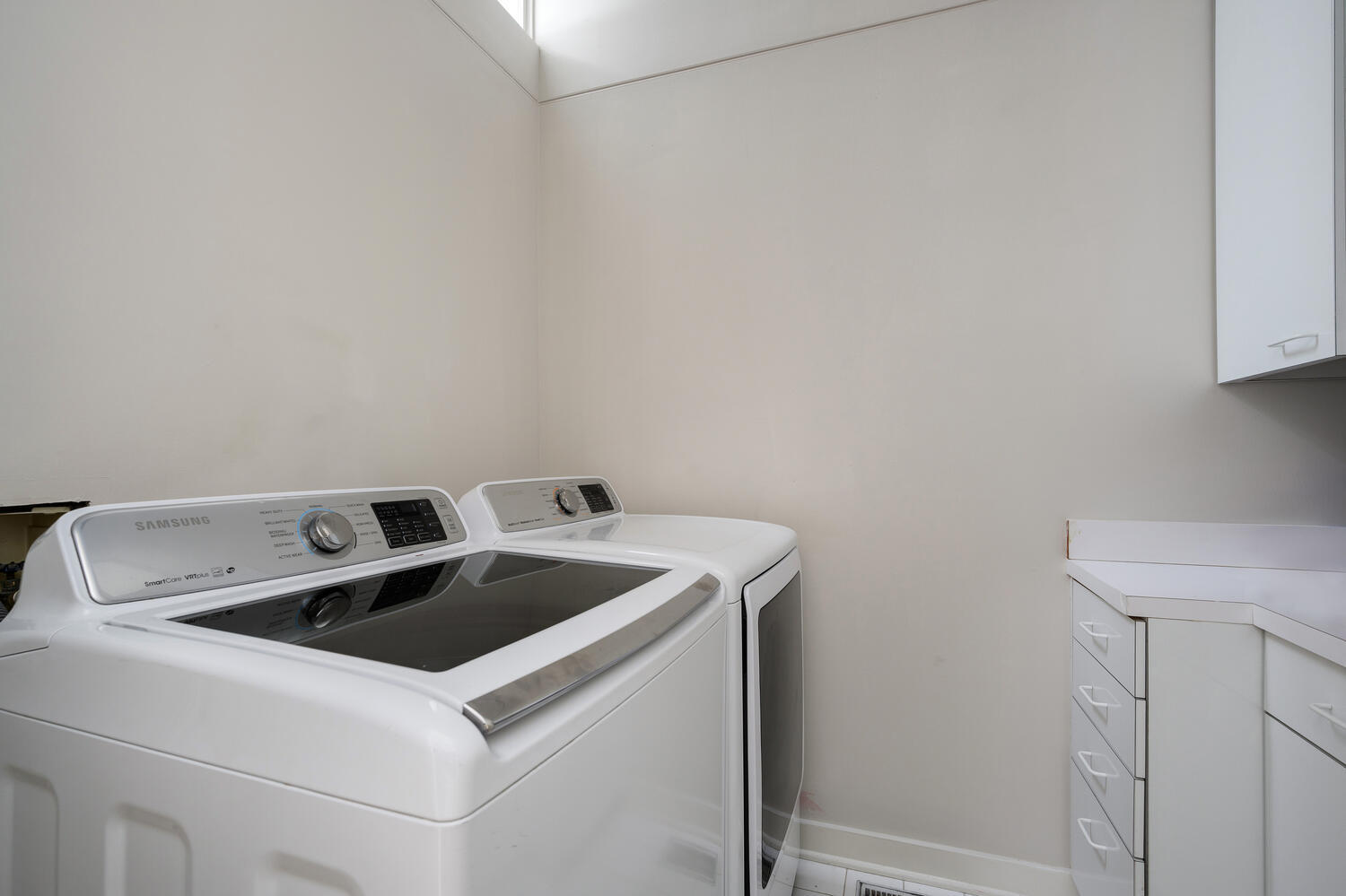 2214 North Burling Street Chicago, IL 60614 - Photo 26 of 29 a utility room with dryer and washer