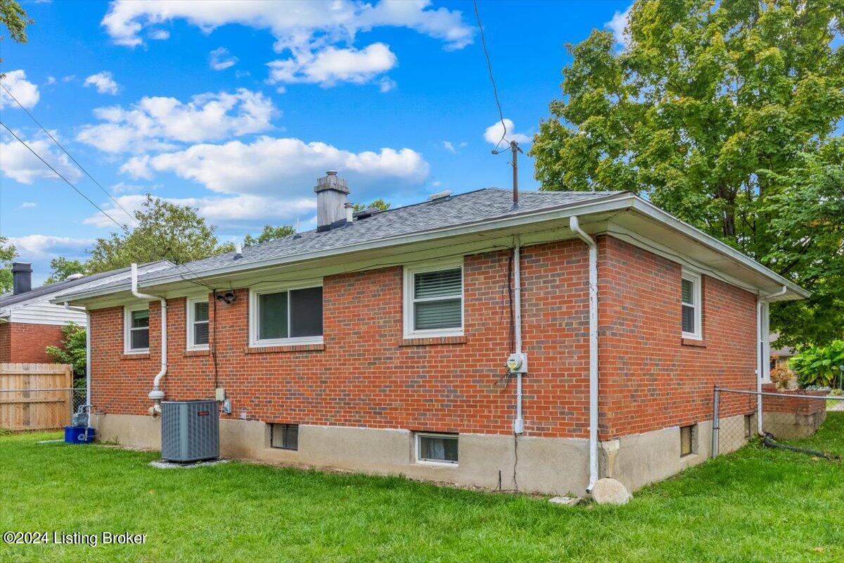 3737 Rouge Way Louisville, KY 40218 - Photo 4 of 46 03-696A2984