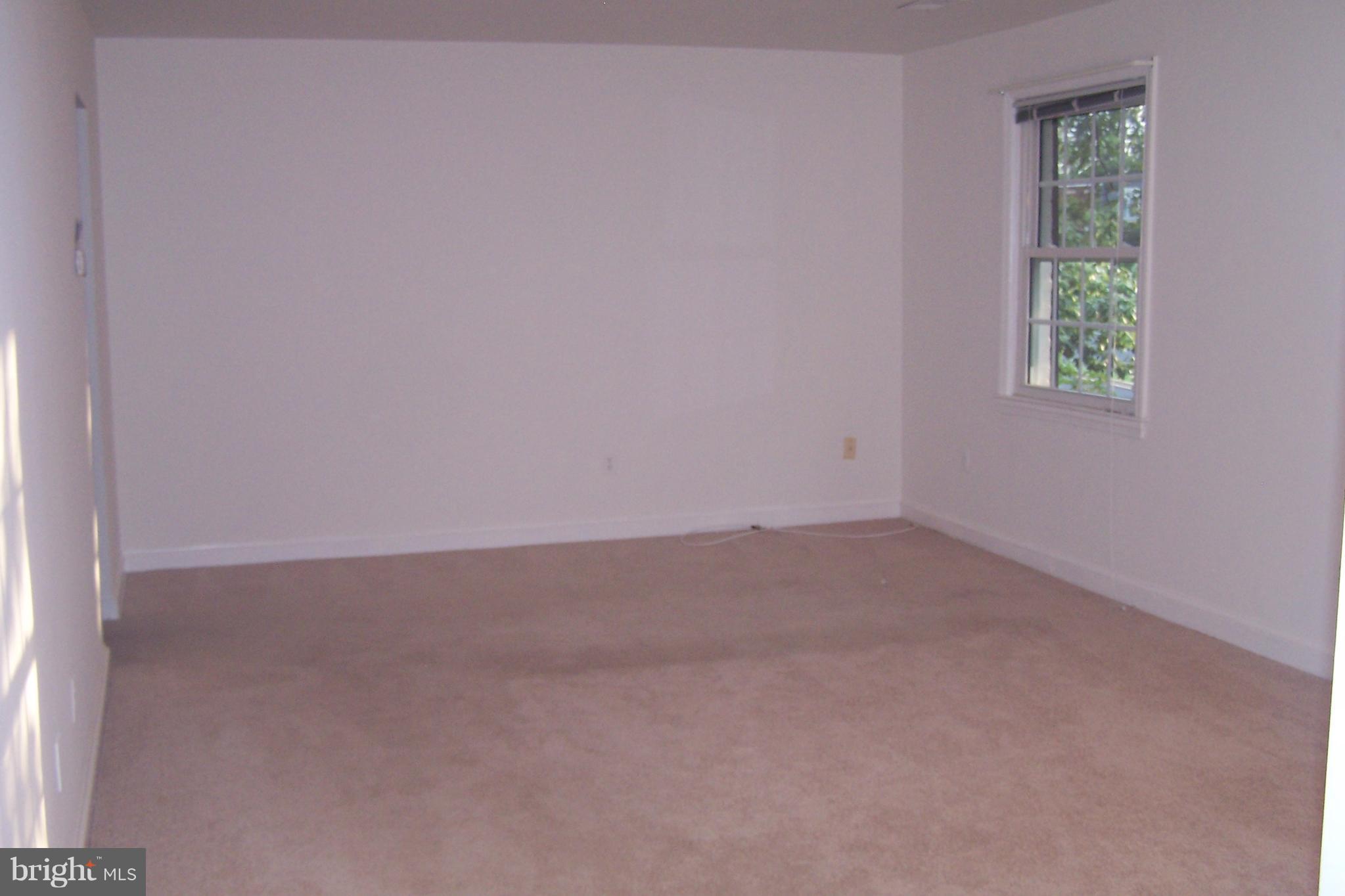 1315 South Walter Reed Drive, Unit 204 Arlington, VA 22204 - Photo 3 of 6 1315 S. Walter Rd. Dr. #204 - Living Room
