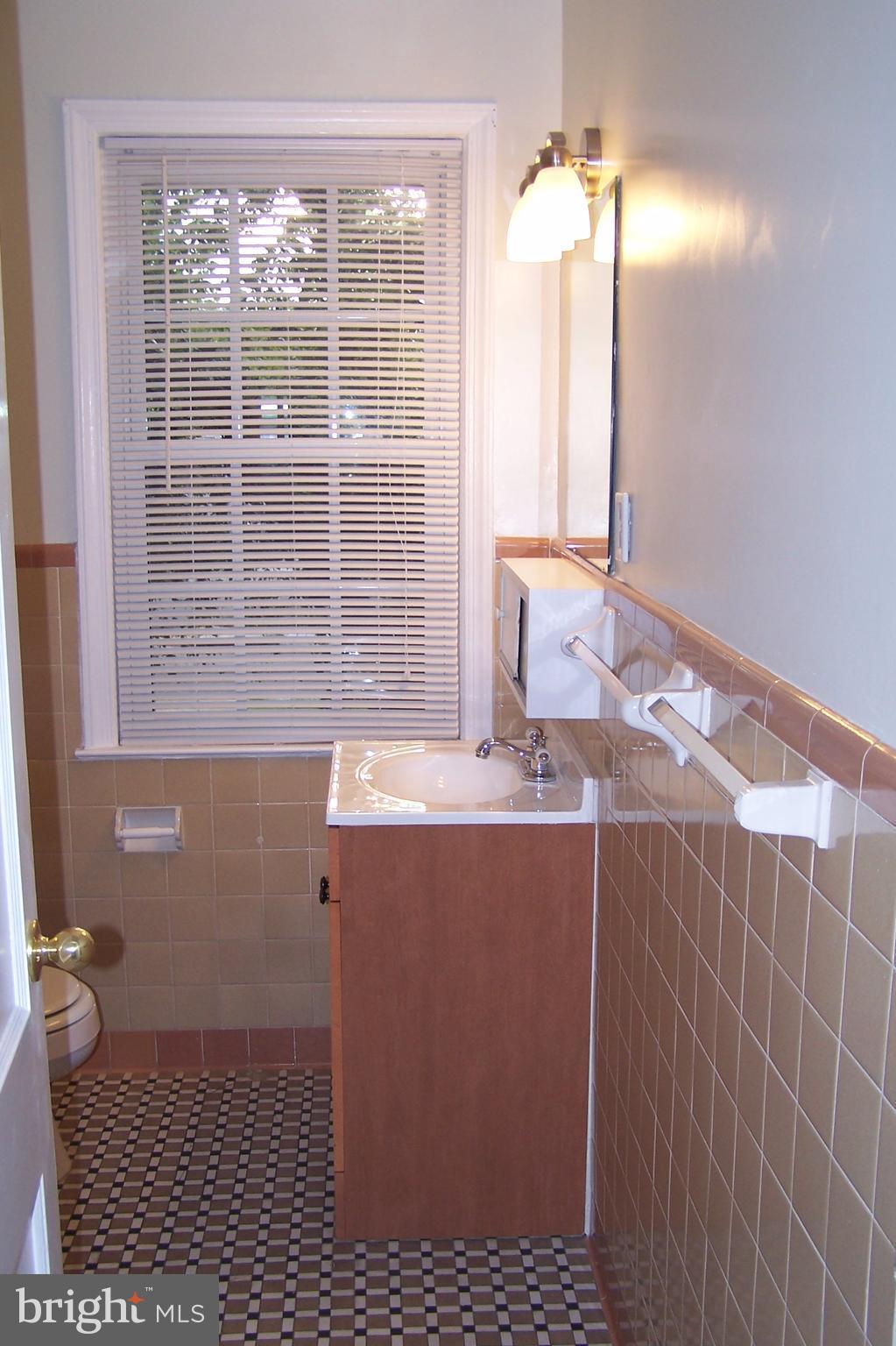 1315 South Walter Reed Drive, Unit 204 Arlington, VA 22204 - Photo 6 of 6 1315 S. Walter Rd. Dr. #204 - Bathroom
