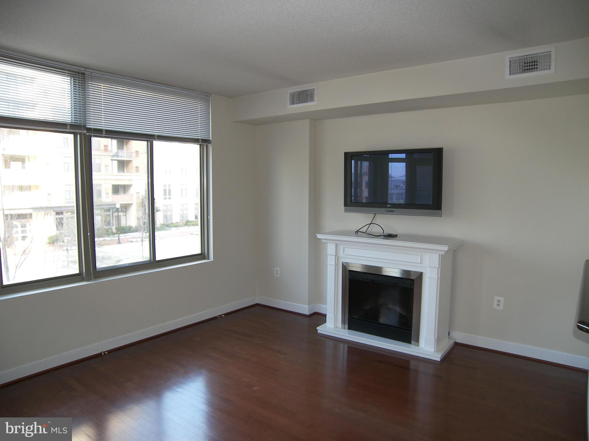 3650 South Glebe Road, Unit 244E Arlington, VA 22202 - Photo 4 of 13 Living Room