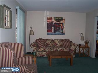 111 Redstone Ridge Deptford, NJ 08096 - Photo 4 of 7 Living Room