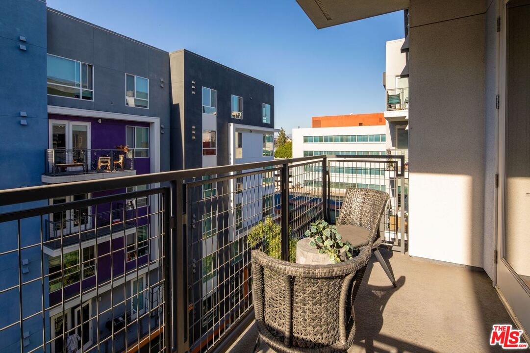 1120 West 6th Street, Unit 2151 Los Angeles, CA 90017 - Photo 12 of 51 a view of a balcony and chair
