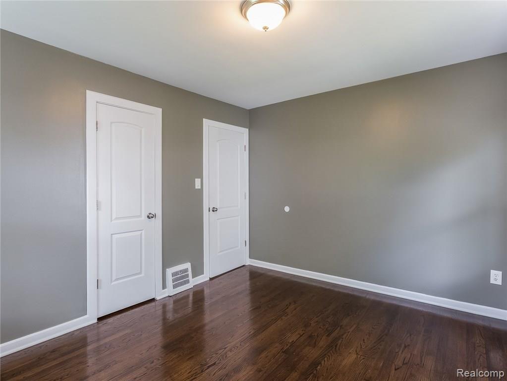 2211 Columbia Road Berkley, MI 48072 - Photo 16 of 44