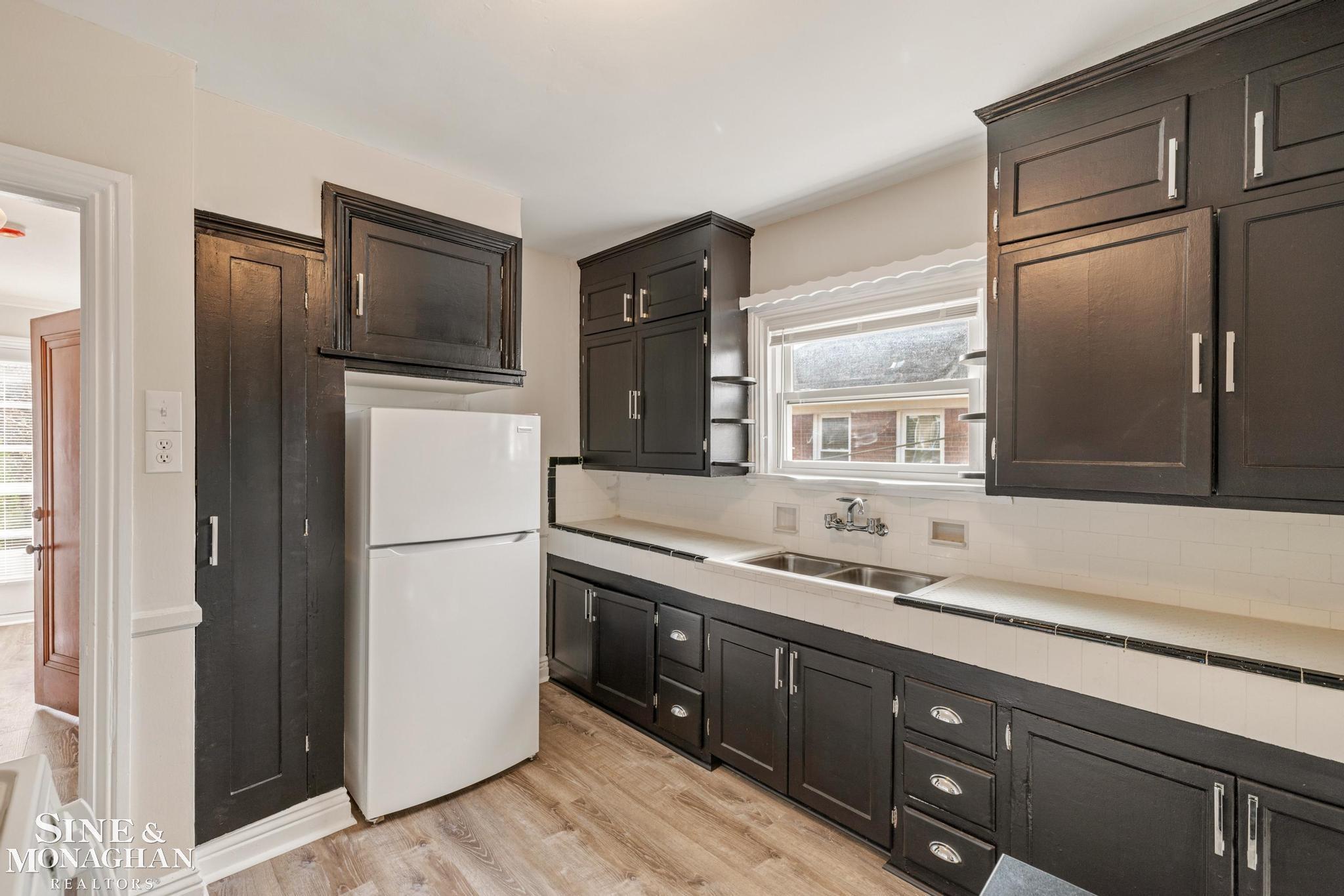 604 Alter Road, Unit 2 Detroit, MI 48215 - Photo 3 of 19 50223282-93776631-7c42-4832-8503-13eed291f0ee.JPG