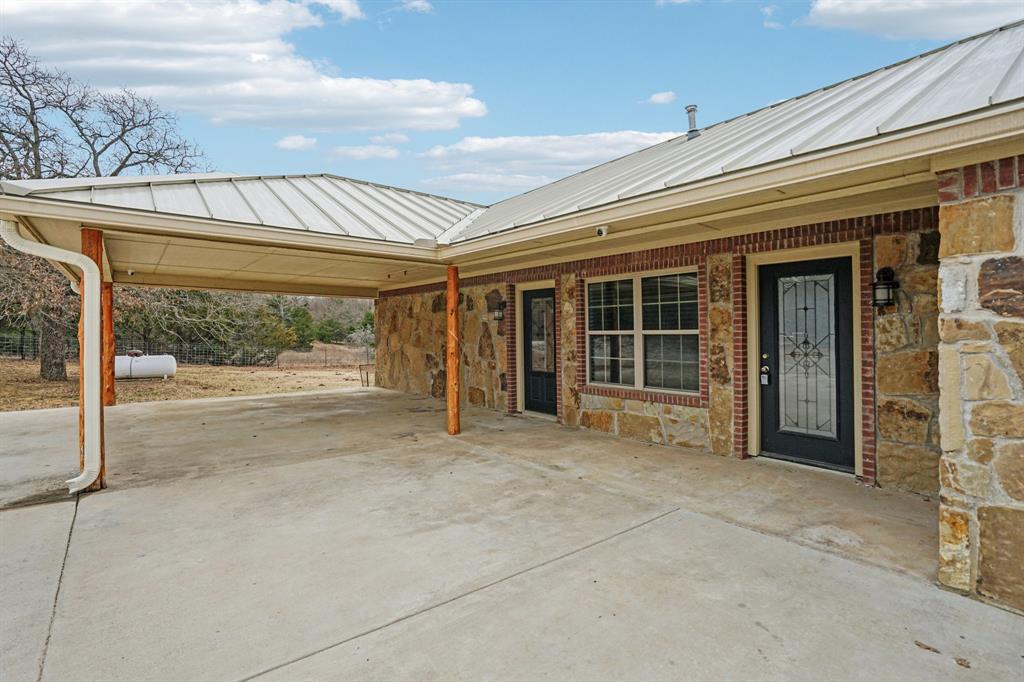 718 County Road 232 Collinsville, TX 76233 - Photo 4 of 35