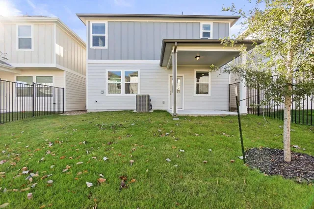 a view of a house with backyard