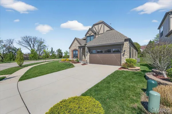 $990,000 | 14702 Schoettler Grove Court, Chesterfield, MO 63017