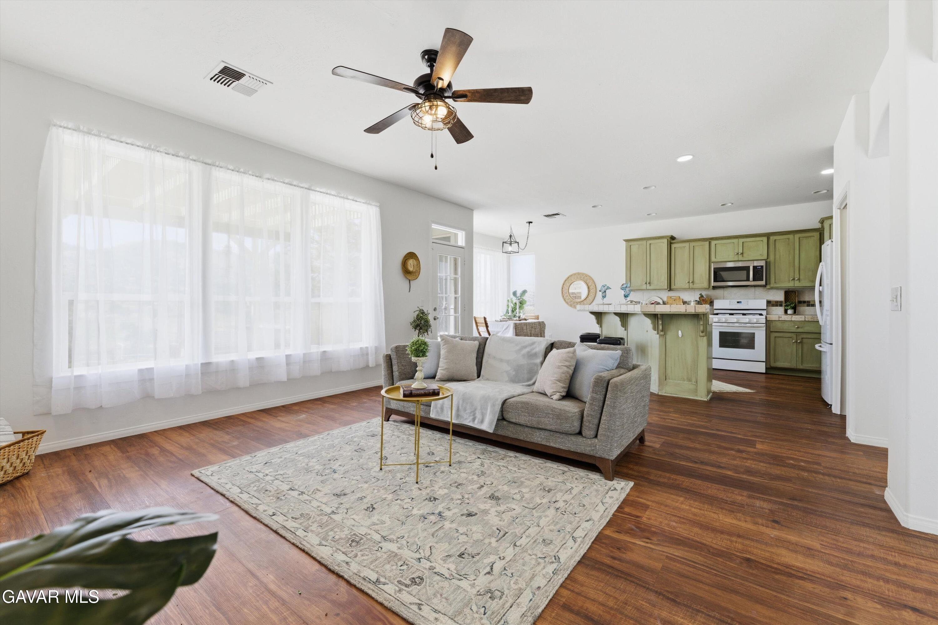 20450 Clubview Court Tehachapi, CA 93561 - Photo 4 of 37 05-JYP04015